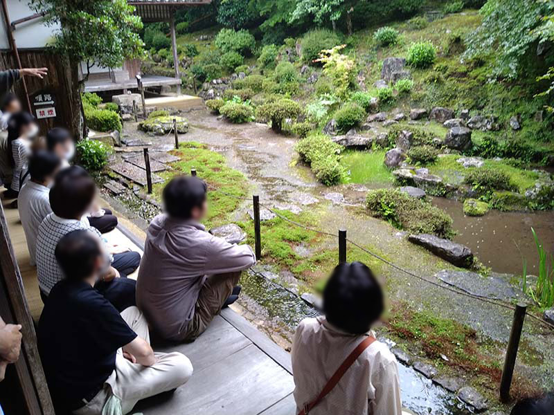 出石の歴史あるお寺へ見学に行き中庭を鑑賞している場面